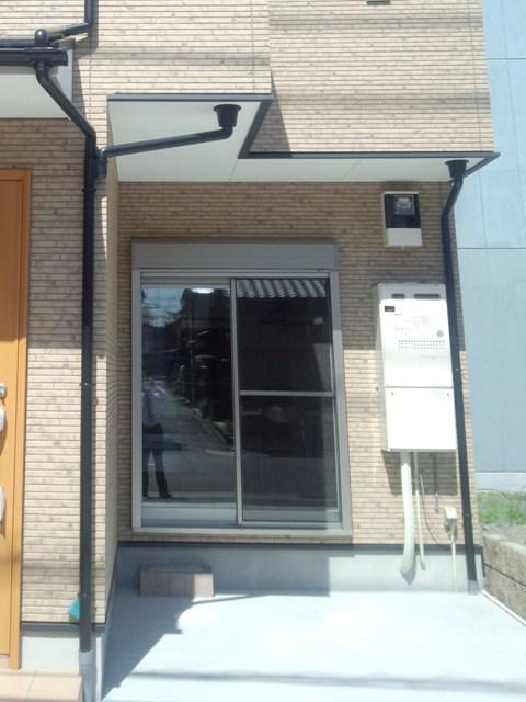 Parking lot. (Example of construction) It should be peace of mind not stare into the house, such as the front door next to parking spaces car while incorporating the lights