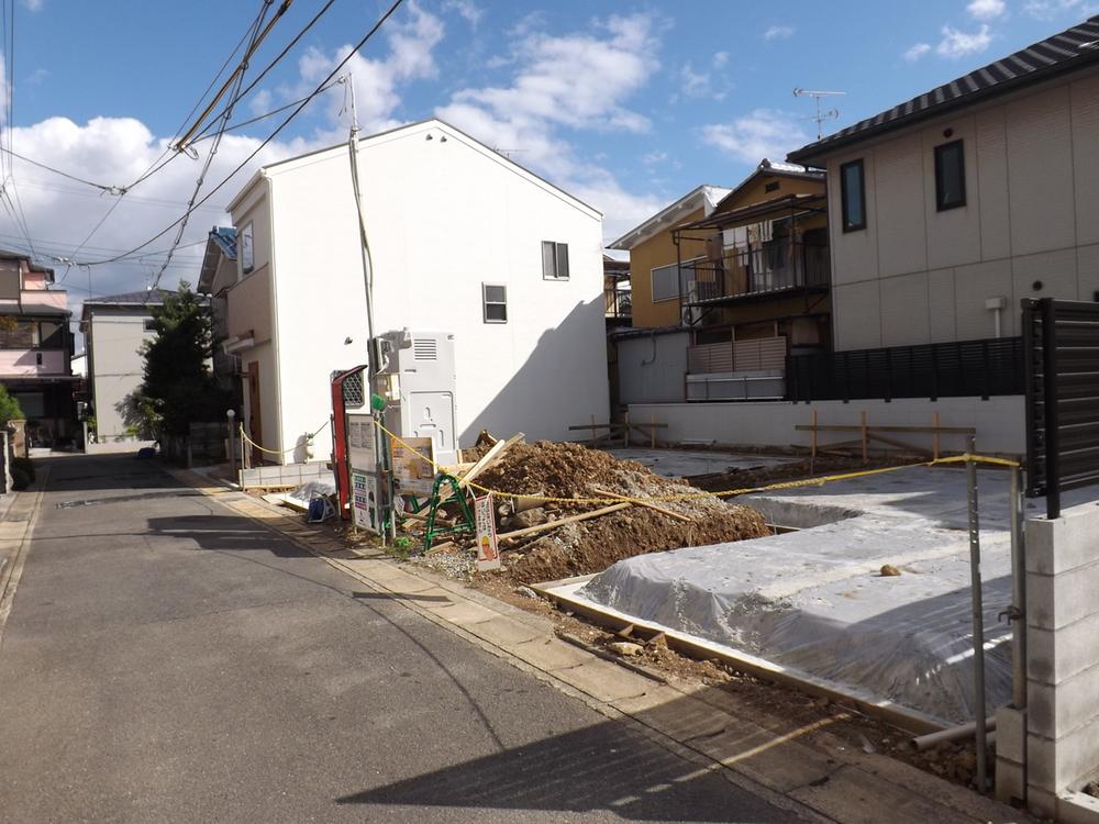 Local photos, including front road. When the basic construction site photo