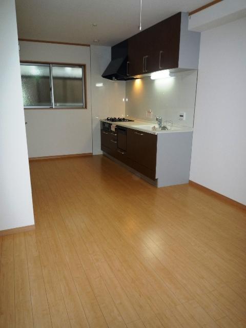 Kitchen. Construction example: the atmosphere of the kitchen by the door color is change! You can choose from a rich color, if not groundbreaking at the time! 