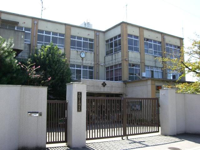 Primary school. 572m to Kyoto Municipal Karahashi Elementary School
