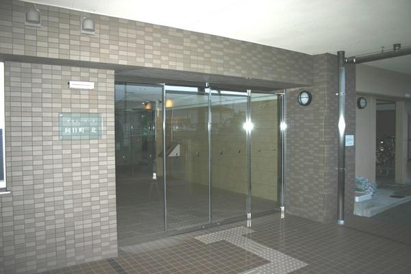 Entrance. Common areas