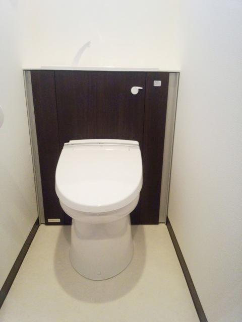 Toilet. Construction example: with cabinet to choose the color! Not troubled in the housing, such as toilet paper! Moreover, tanks and pipes are hidden! 