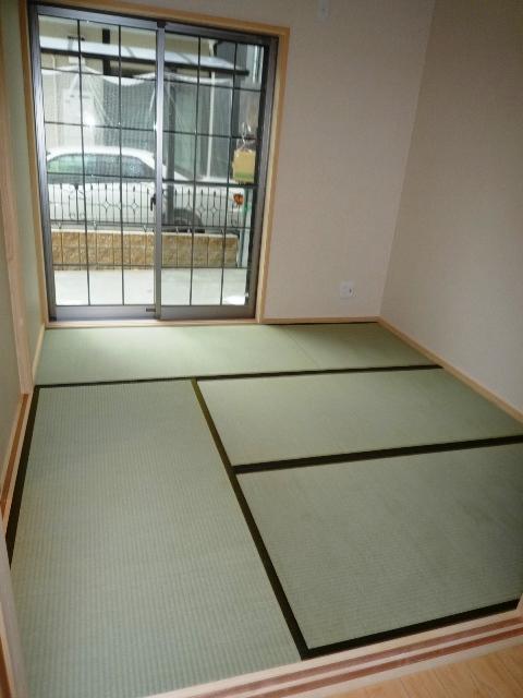 Non-living room. Construction example: or lay the small children, Or place kotatsu, Convenient Japanese-style room and some, such as the bedroom for visitors! It should take even lighting because there is a window in the parking space side