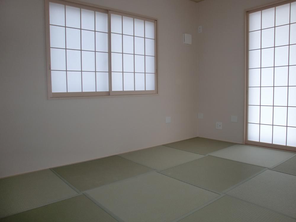 Wash basin, toilet. Same specifications photos (Japanese-style)