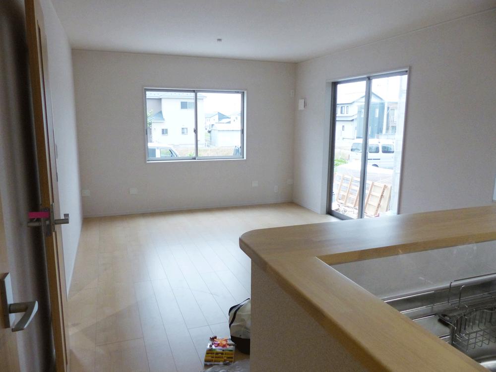 Living. Same specifications photos (living) Zenteiminami lighting of light overflowing LDK!  Counter kitchen type! 