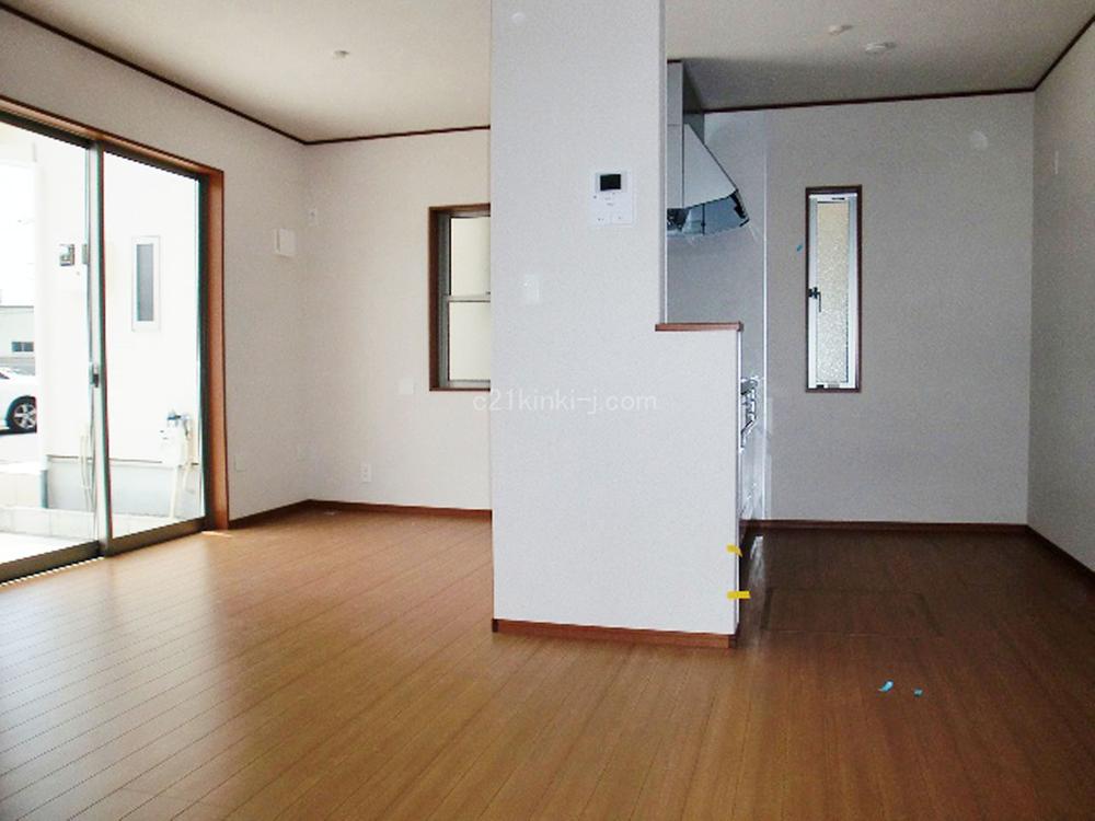 Same specifications photos (living). Same specifications photos (living) South daylight bright living! 