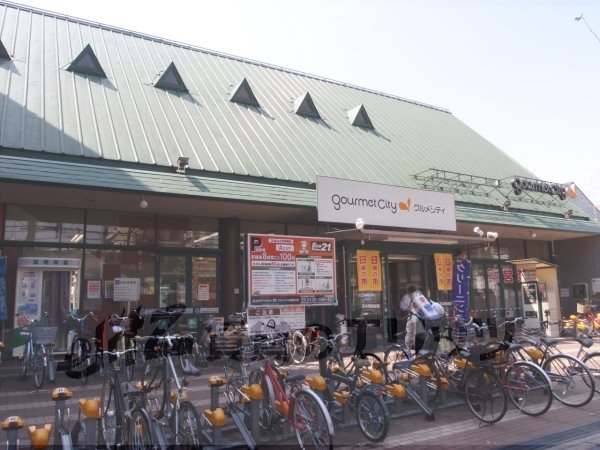 Supermarket. 260m until Gourmet City Shijo-Omiya store (Super)