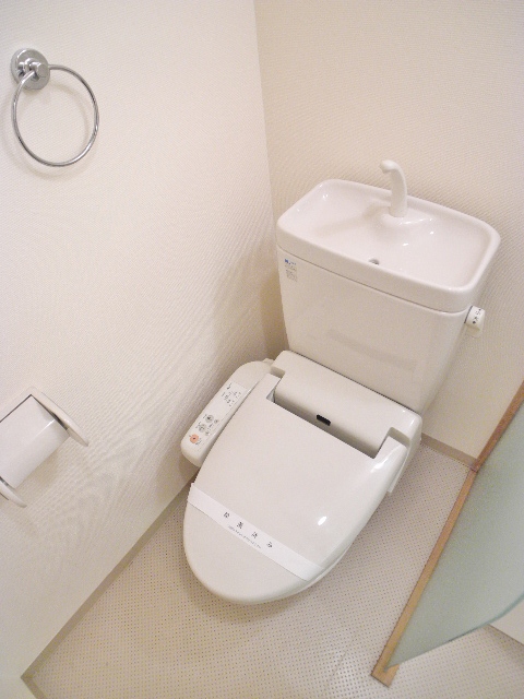 Toilet. Washlet comes!