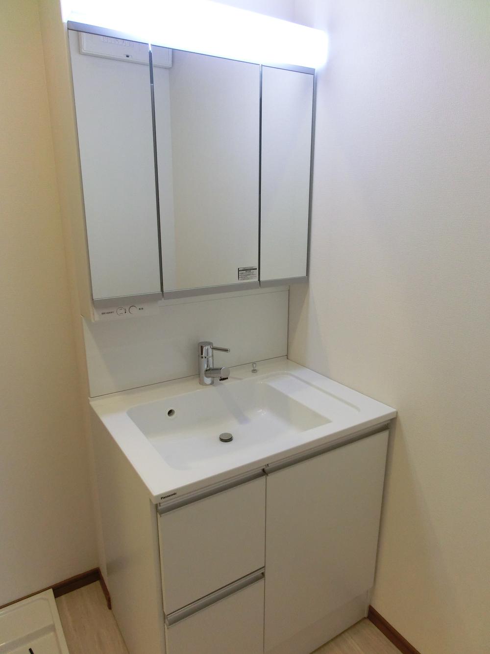 Wash basin, toilet. Wash basin