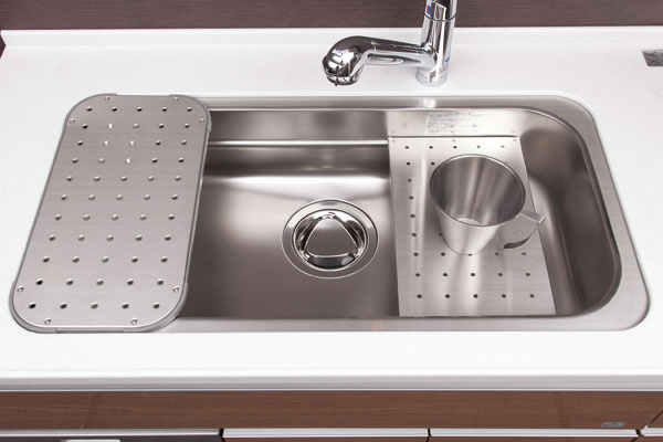 Kitchen.  [Quiet sink] Also washable easier large wok, Wide sink of room design. It is quiet design to suppress the sound of water wings (same specifications)