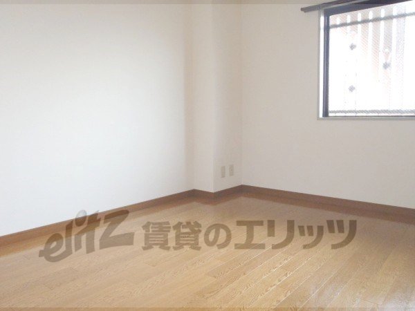 Living and room. It is a photograph of the 402 in Room.