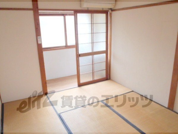 Living and room. It has been on tatami clean.