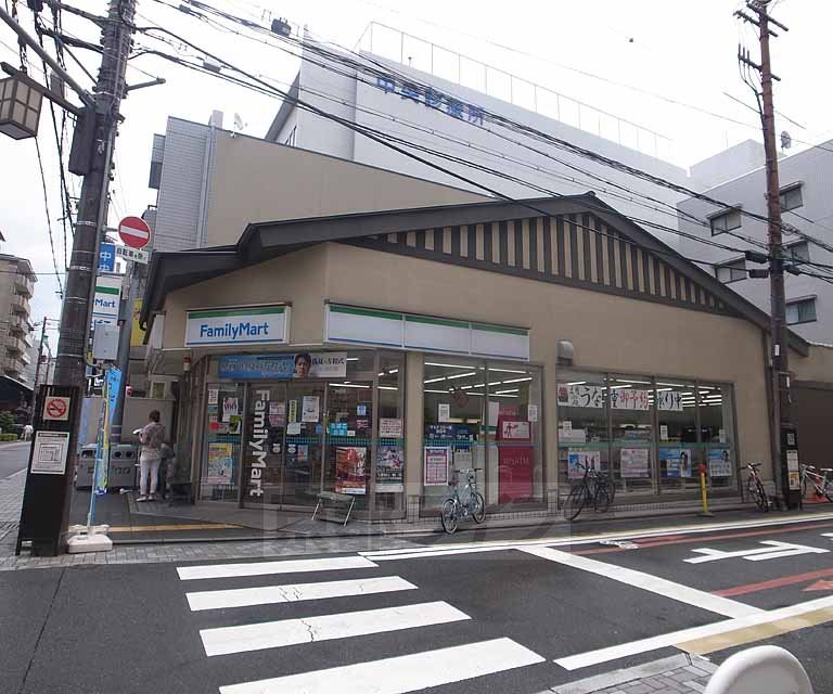 Convenience store. FamilyMart Kyoto Sanjo Takakura store up (convenience store) 93m