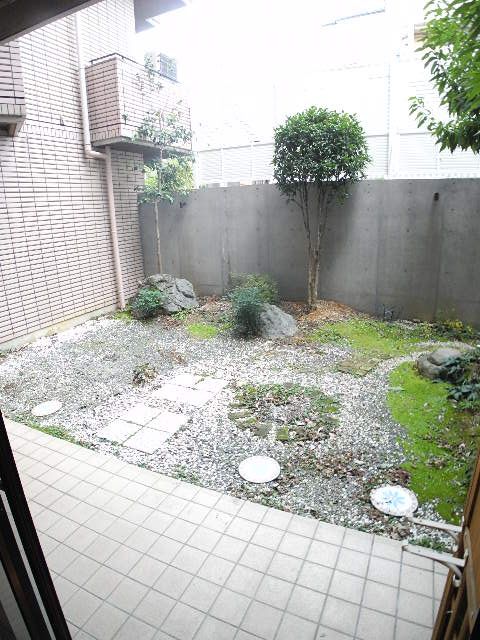 Garden. For further information, please contact toll-free 0120-21-3325 ☆