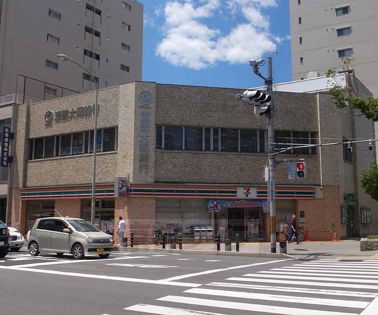 Convenience store. Seven-Eleven Kyoto Horikawa Shijo shop until the (convenience store) 85m