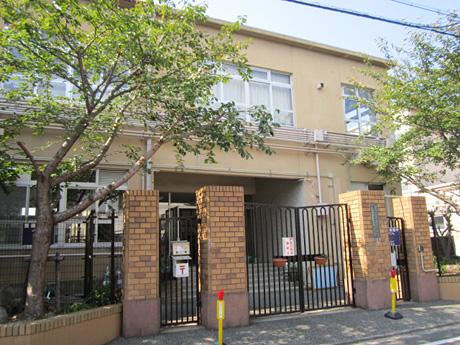 Primary school. Suzaku fourth elementary school up to about 90m