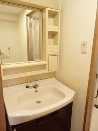 Wash basin, toilet. Indoor (12 May 2013) Shooting