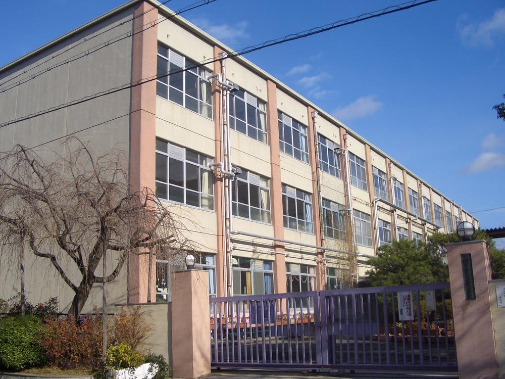 Primary school. Kyoto Municipal Suzaku 815m until the eighth elementary school