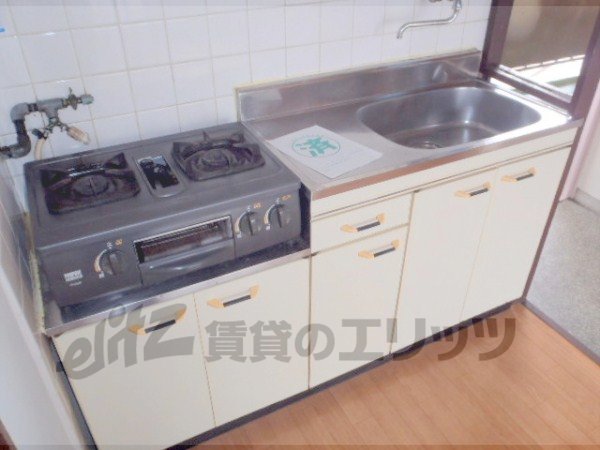 Kitchen. Two-burner stove is can be installed.