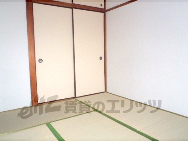 Living and room. Is tatami clean.