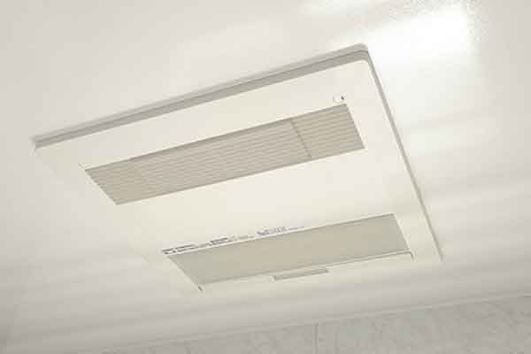 Bathing-wash room.  [Bathroom ventilation heating dryer (24 hours)] Including the drying function, Hot-air heating, Equipped with a cool breeze function was bathroom ventilation heating dryer has been adopted (same specifications)