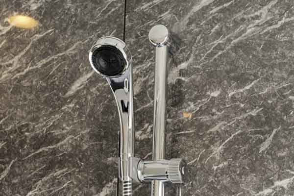 Bathing-wash room.  [Slide bar] According to the people and use posture to use, The height of the shower head can be adjusted (same specifications)