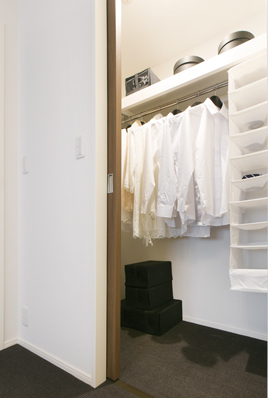It can be stored while hanging clothes, Smooth walk-in closet even when taking out