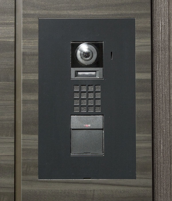 Security.  [Entrance intercom cordless handset with a camera] Adopt a visitor entrance intercom cordless handset with a camera that can be re-confirmed by video with previous dwelling unit. It is abnormal with alarm display function to inform around the anomalies in the dwelling unit (same specifications)