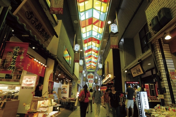 Kyoto kitchen flurry is high-spirited good voice, Nishiki market (about 1300m)
