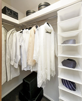 Walk-in closet to the ones that are housed can be confirmed at a glance. Smooth even when taking out