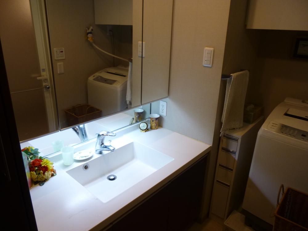 Wash basin, toilet. It is a big three-sided mirror and easy to clean counter-integrated Square bowl.