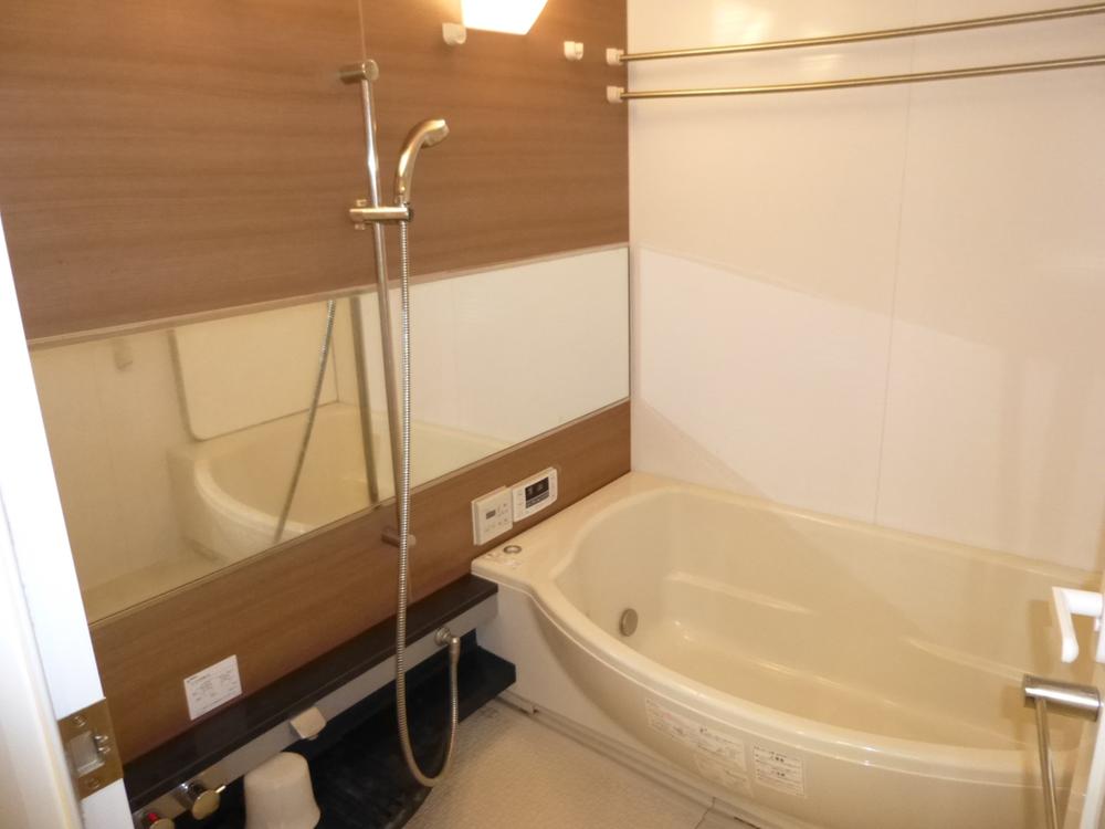 Bathroom. 1620 type in the loose. Comfortable with mist sauna low-floor bathtub (stride height 45cm) ・ It is safe.