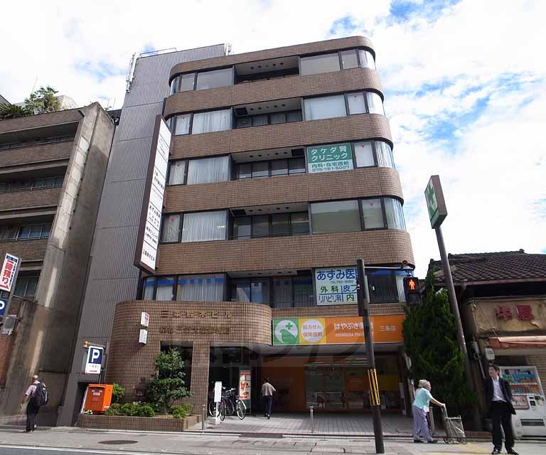 post office. 326m to Kyoto Sanjo Ohashi post office (post office)