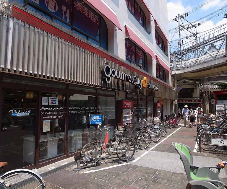 Supermarket. 202m until Gourmet City Kyogoku store (Super)