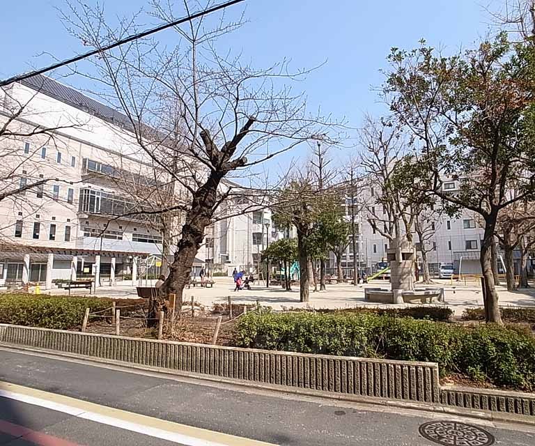 Primary school. Takakura to elementary school (elementary school) 383m