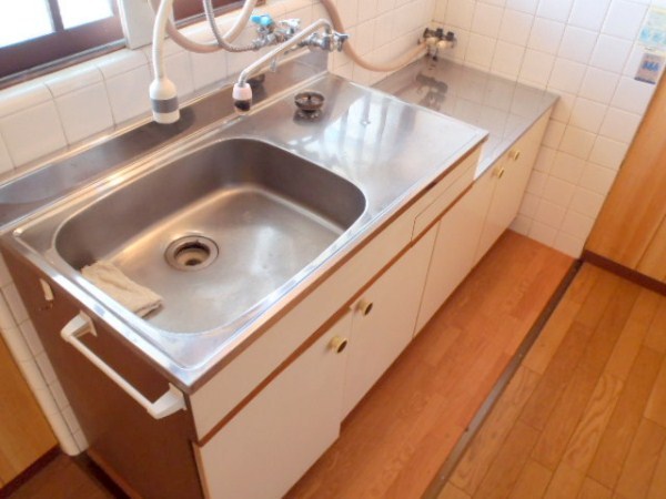 Kitchen. Two-burner stove is can be installed.