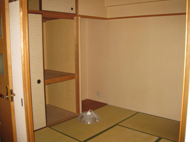 Other room space. With alcove and closet Japanese-style room.