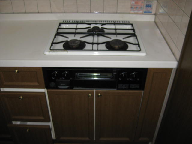 Kitchen. 3-neck gas stove with grill.