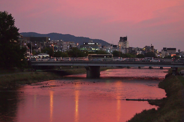Surrounding environment. Despite being located in Kyoto city center, Taste that is truly reliable sense of encompassing a sense of security to be hot. Culture that is also called a cornerstone of heart has alive (Kamogawa / 9 minute walk ・ About 690m)
