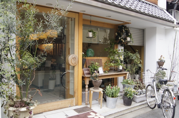 Paper Moon Kyoto / A 5-minute walk (about 350m) also has familiar dotted old chic cafes and boutiques of reproducing Machiya