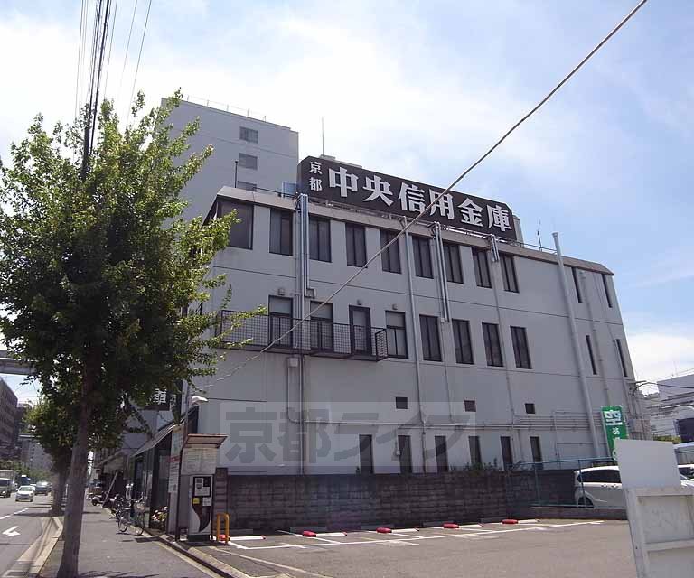 Bank. Kyoto Chuo Shinkin Bank Nishigojo 161m to the branch (Bank)
