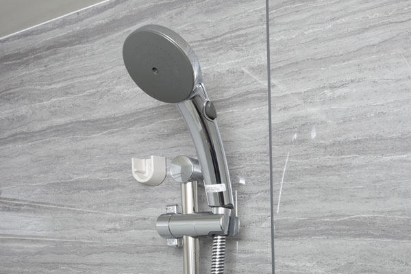 Bathing-wash room.  [Slide shower] Adopt a slide shower, which is free to change the height of the shower to suit those who use. Shower head can also help to save water so frequently can be waterproof at hand (same specifications)