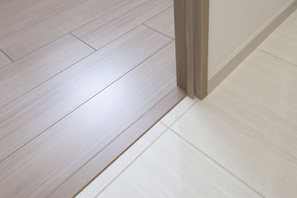 Other.  [Flat Floor] Adopt a full flat floor surface which is without as much as possible a step, such as the living room and the hallway. Advance to prevent unforeseen accidents or stumbled, It is safe from children to the elderly ※ Entrance of Agarikamachi are excluded (same specifications)