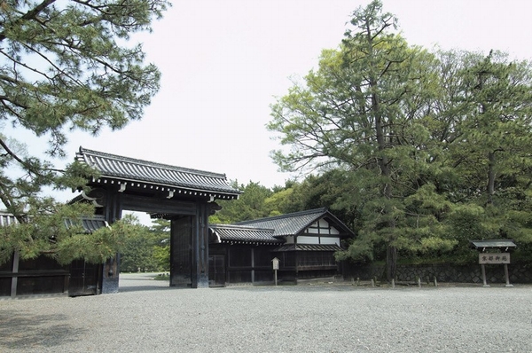 Kyoto Gyoen Garden (a 15-minute walk ・ About 1150m). It has become a place of relaxation of Kyoto people