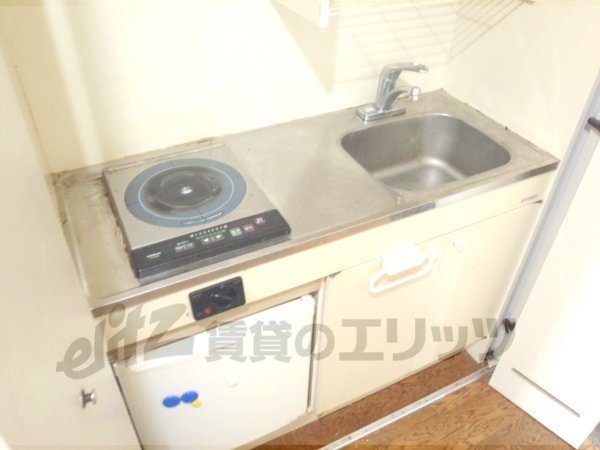 Kitchen. 1-neck electric stove with