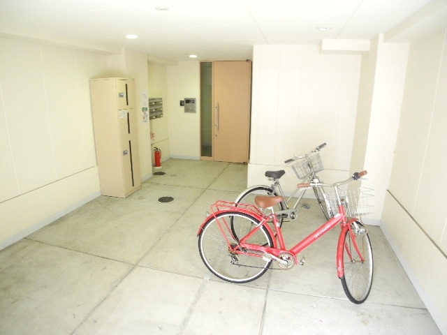 Other common areas. Bicycle parking lot that would put a large bike! Roofed! ! !