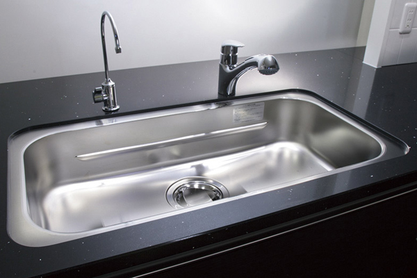 Kitchen.  [Wide type silent sink] Wide type silent sink to wash also, such as large pot easier. Damping material is provided on the back side of the sink, It is silent type to suppress such as water splashing sound (same specifications)