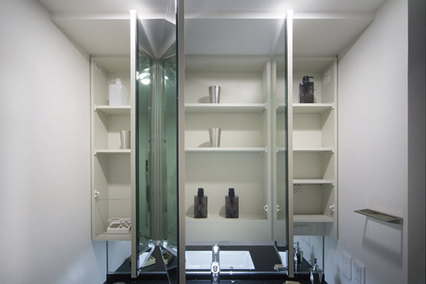 Bathing-wash room.  [Three-sided mirror back storage] Easy-to-read three-sided mirror back storage of with anti-fog function. Space for accommodating the small items have been secured in the Kagamiura (same specifications)
