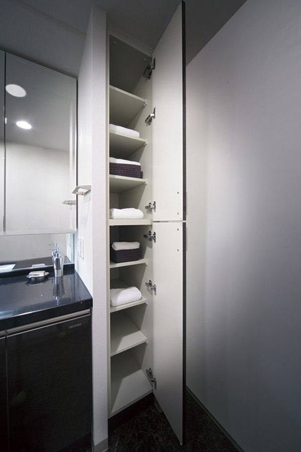Bathing-wash room.  [Linen cabinet] Convenient linen cabinet has provided in the powder room for storage, such as towels (same specifications)