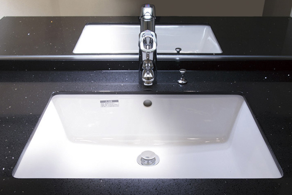 Bathing-wash room.  [Square bowl] Square bowl and natural crystal of sharp design has been adopted is counter top board which has been processed as the main raw material (same specifications)